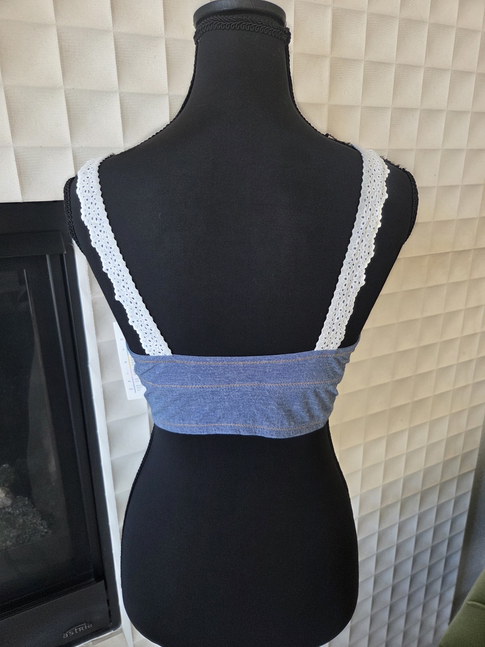 New Colsie Denim-look Scoop V-neck Longline Bralette Floral Lace Trim NWT Medium - Picture 4 of 5